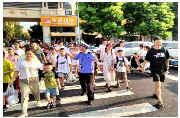 开学季，常德交警暖心撑起学生出行“安全伞”