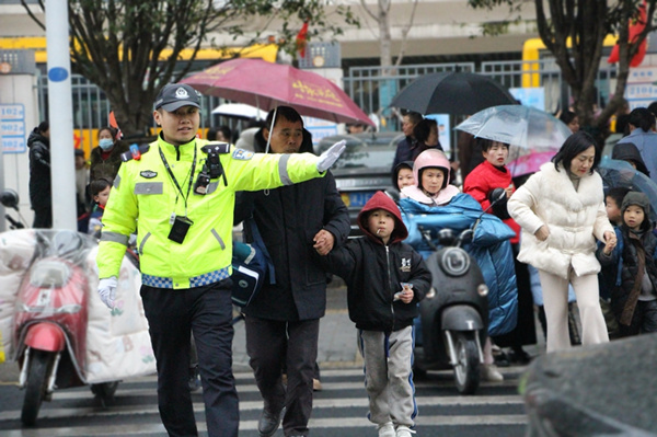 常德交警启动“护校安园”行动撑起学生“安全伞”